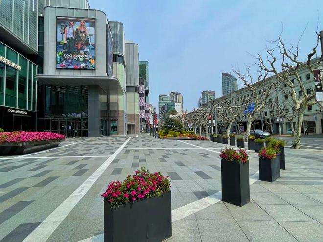 南京西路街景（许仰东摄）